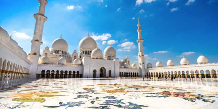 La grande mosquée Sheikh Zayed à Abu Dhabi a rouvert aux visiteurs